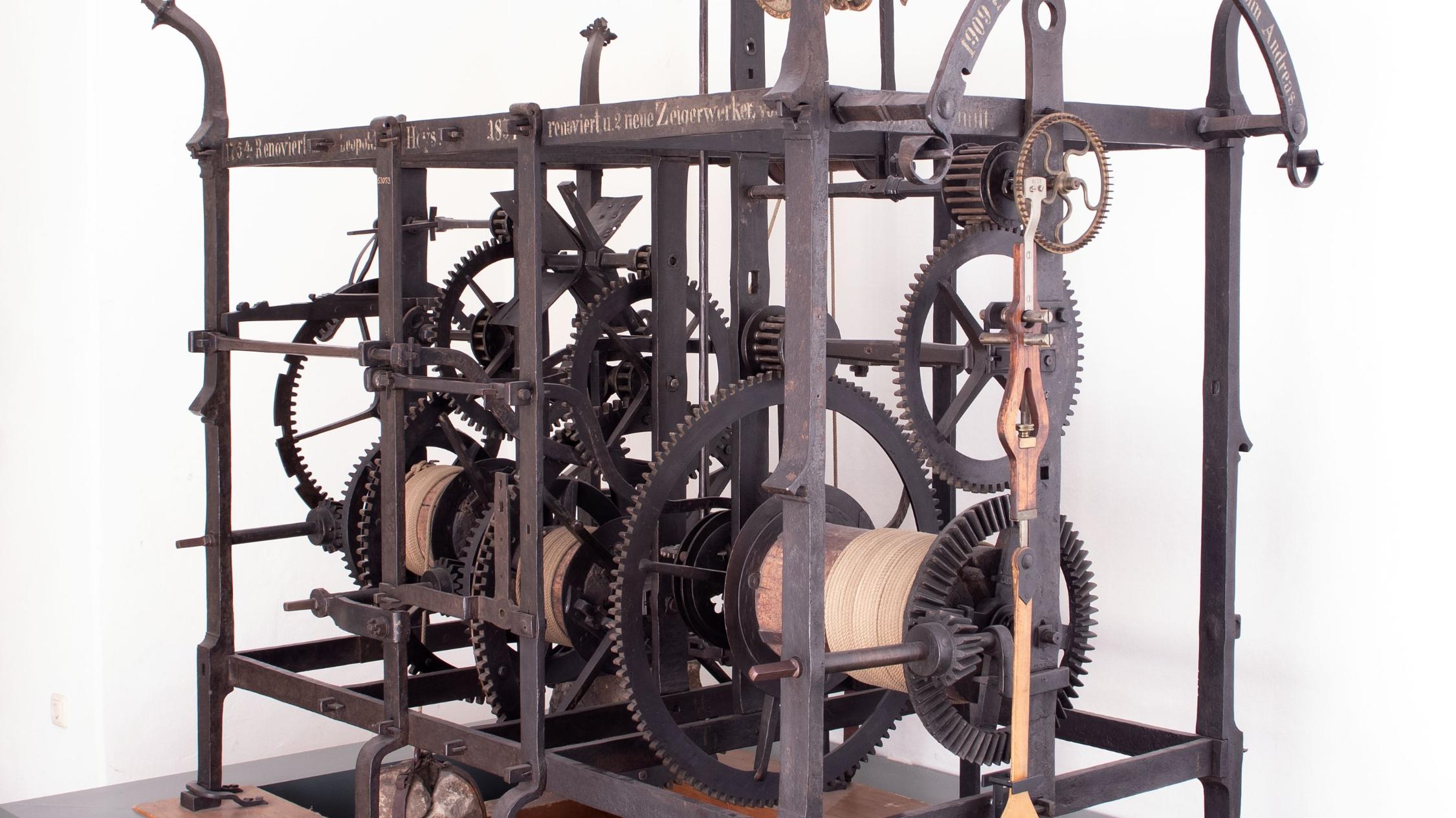 Domuhr_quadrat_LudmulaKvapilova